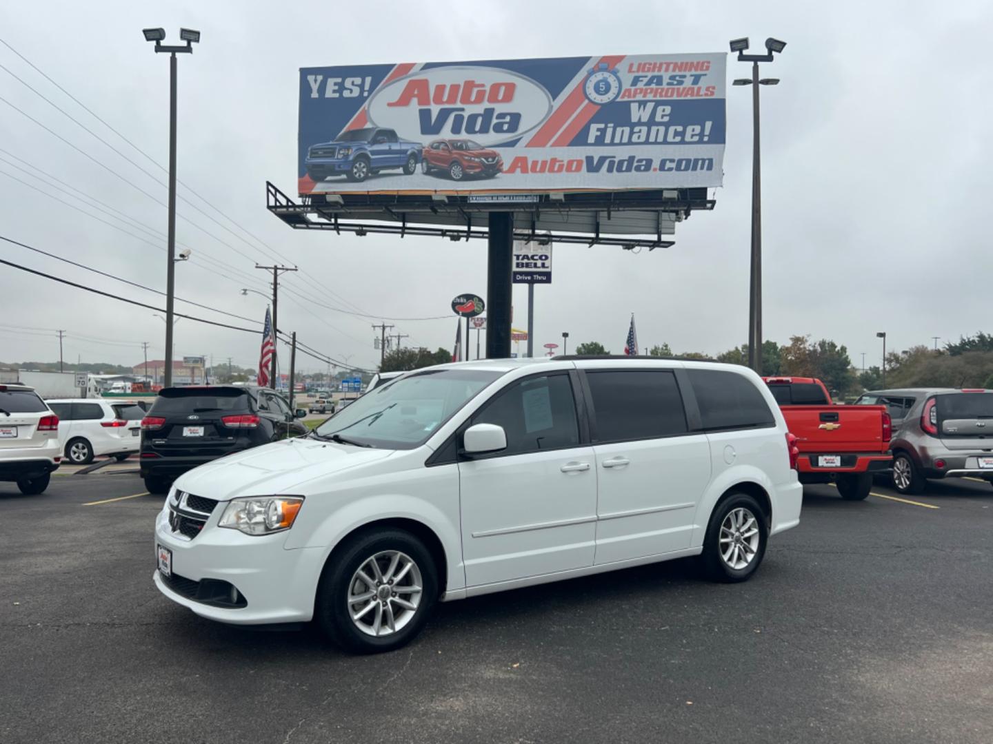 2014 WHITE Dodge Grand Caravan SXT (2C4RDGCG3ER) with an 3.6L V6 DOHC 24V engine, 6-Speed Automatic transmission, located at 420 I-35E, Lancaster, TX, 75146, (469) 297-4144, 32.593929, -96.823685 - Photo#0